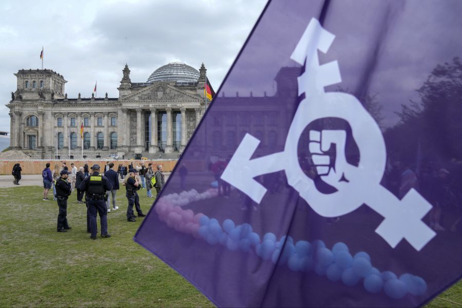 Die nicht-binäre Person hatte sich zuvor geweigert, ein Oberteil zu tragen.