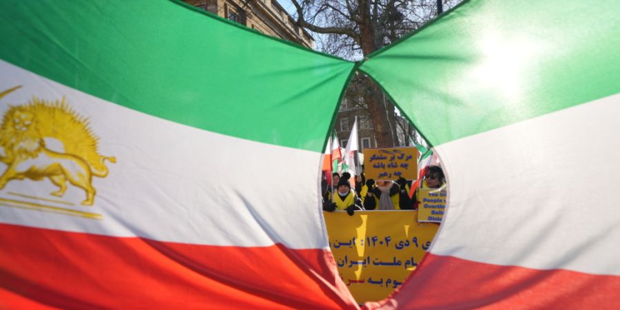 Aktivistinnen drücken ihre Solidarität mit den Protesten im Iran aus. Foto: Yui Mok/PA Wire/dpa