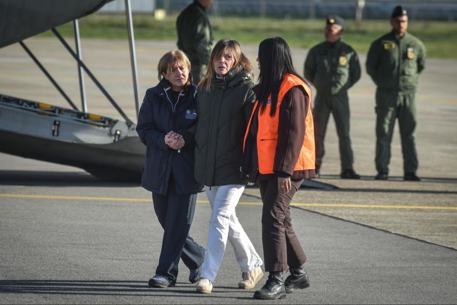 Angehörige trauern bei der Überführung der Leichname der italienischen Todesopfer. 40 Menschen starben in Crans-Montana.