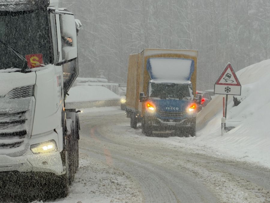 Auch dieses Fahrzeug hats erwischt. Die Fahrzeuge rutschen seitlich weg.
