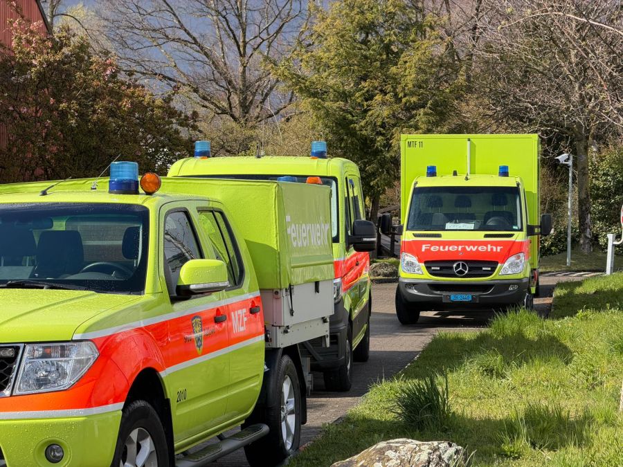 Die Feuerwehr ist zusammen mit weiteren Einsatzkräften vor Ort.