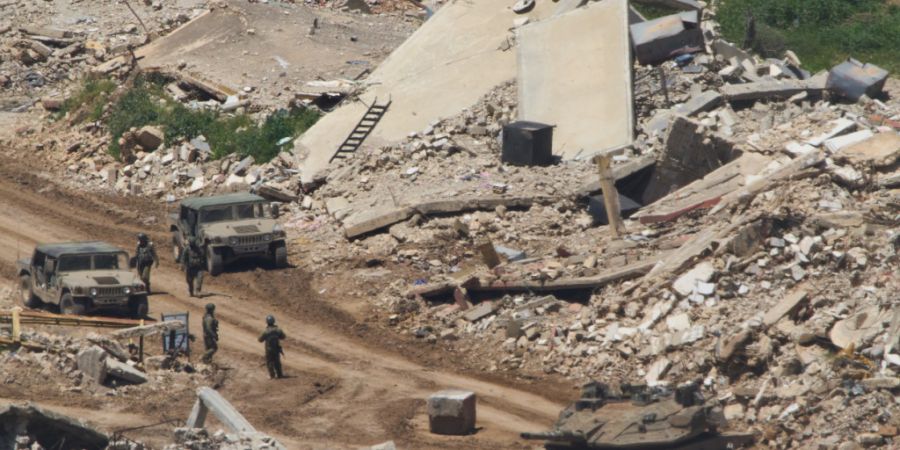Israelische Soldaten operieren im Südlibanon, gesehen von Nordisrael aus. Foto: Ariel Schalit/AP/dpa