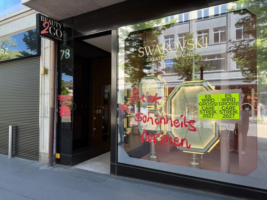 Vor dem Schmuckgeschäft Swarovski prangt die Botschaft «F*ck Schönheitsnormen».