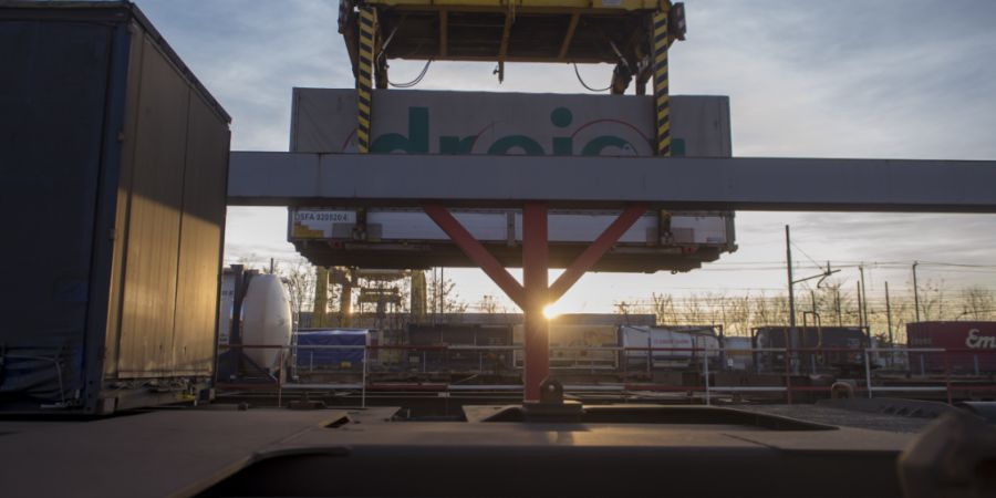 Die Erwartungen für die Schweizer Wirtschaft haben sich im April zwar etwas aufgehellt nach dem überraschend deutlichen Einbruch im März. Der Frühindikator verharrt aber weiter unte...