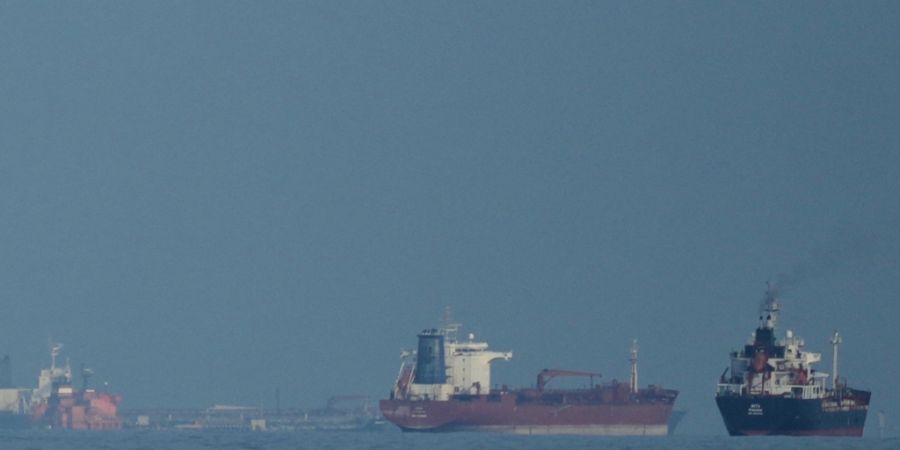 ARCHIV - Öltanker und Frachtschiffe reihen sich in der Straße von Hormus auf, gesehen von Khor Fakkan. (zu dpa: «Experte: Spritpreise bleiben wegen Iran-Krieg hoch») Foto: Altaf Qad...