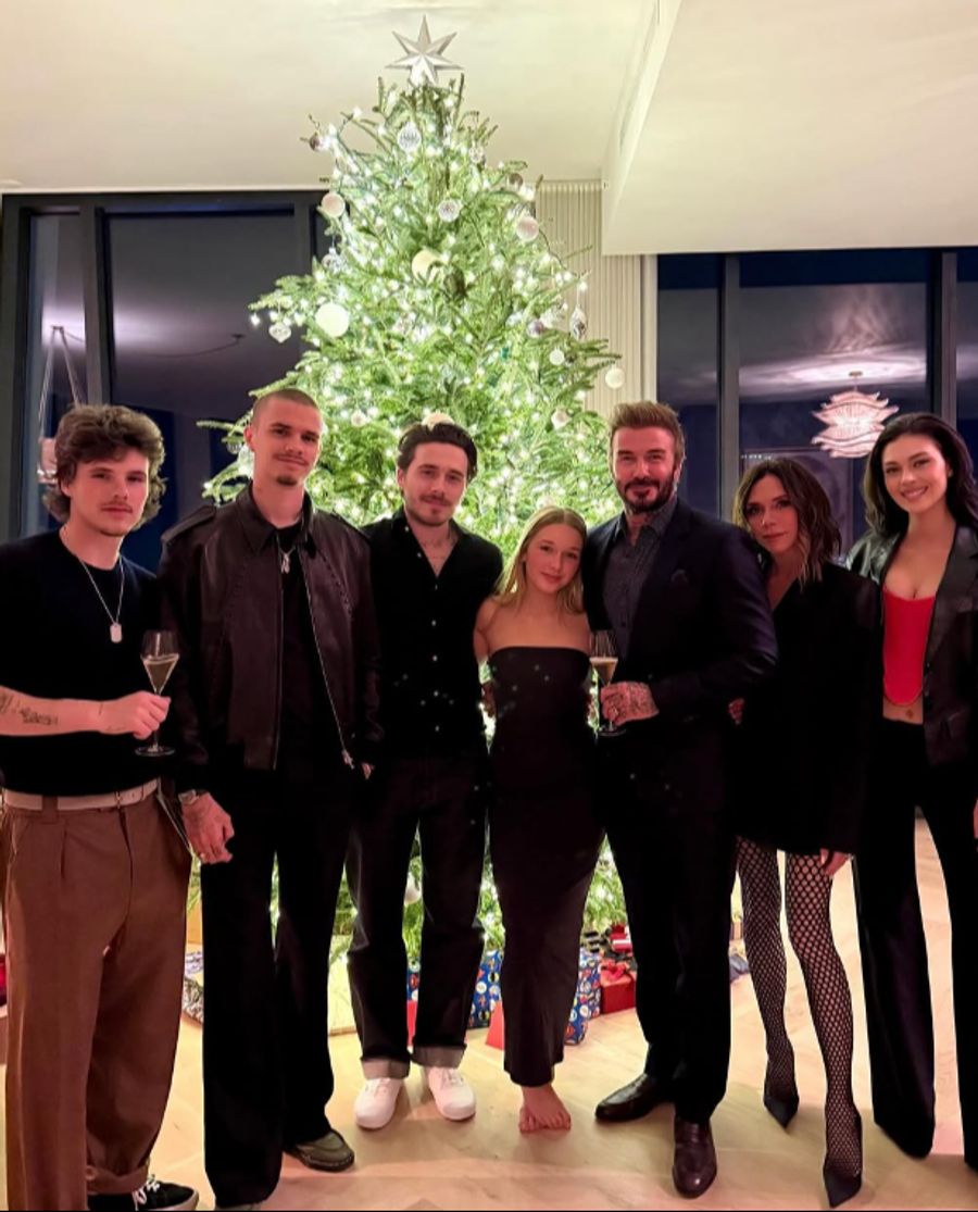 2024 feierten die Beckhams noch zusammen mit Brooklyn und Nicola Weihnachten.