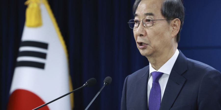 ARCHIV - Der damalige Übergangspräsident Han Duck-soo spricht während einer Pressekonferenz im Regierungskomplex. Nun ist der 76-Jährige zu 23 Jahren Gefängnis verurteilt worden. F...