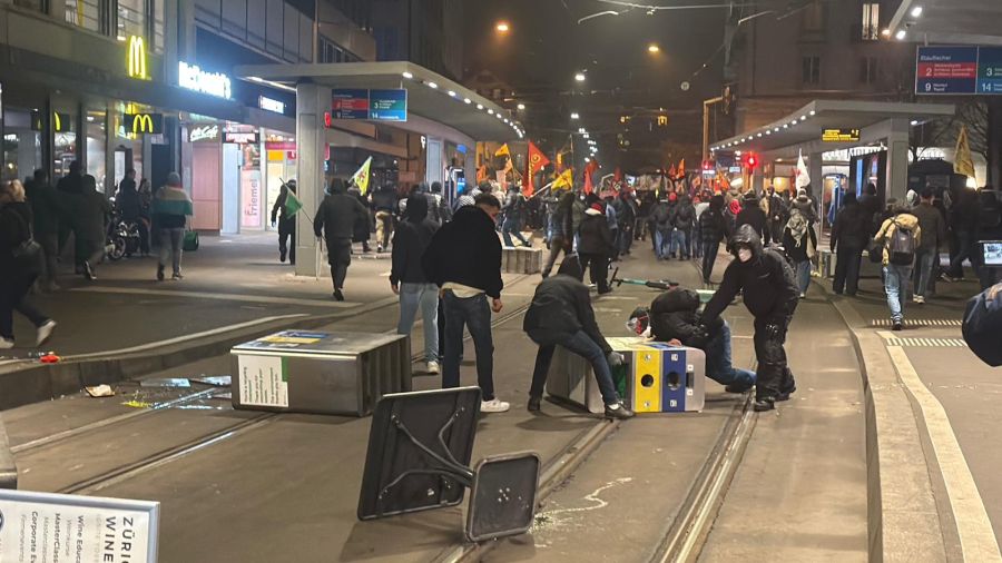 Chaoten blockieren die Tramgleise beim Stauffacher mit Eimern und Tischen.