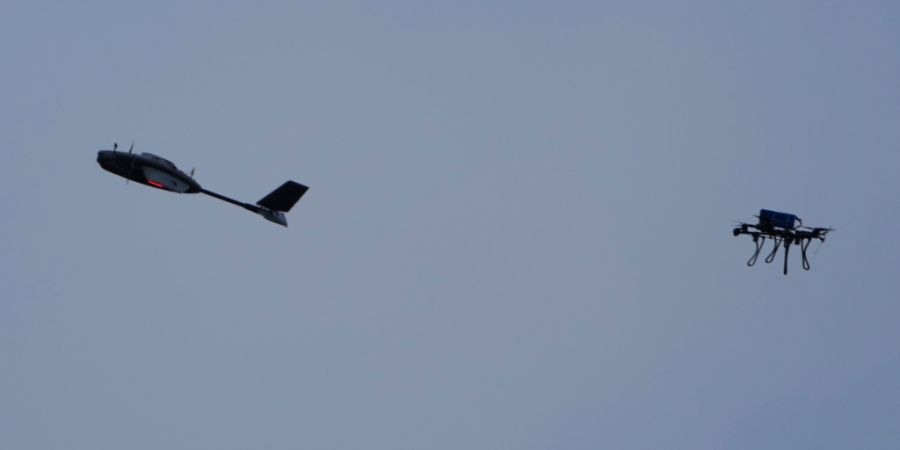 ARCHIV - Ein Jäger-Drohne fängt eine Zieldrohne während einer Übung in der Yatagan-Schule für unbemannte Luftfahrtsysteme in der Region Kiew. Foto: Efrem Lukatsky/AP/dpa