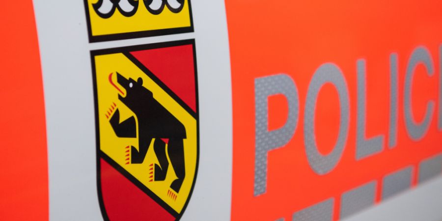 Ein Hausbrand in Treiten im Berner Seeland löste am Samstagnachmittag einen Grosseinsatz von Polizei und Feuerwehr aus. (Archivbild)