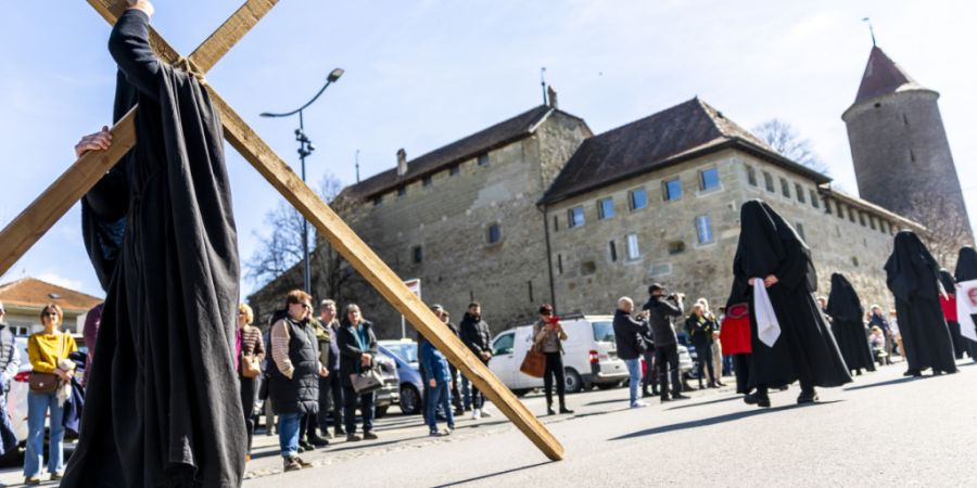 14 Klageweiber - die «Pleureuses» - trugen am Karfreitag traditionell das Kreuz Christi durch das freiburgische Romont. Der Brauch stammt aus dem 14. Jahrhundert.