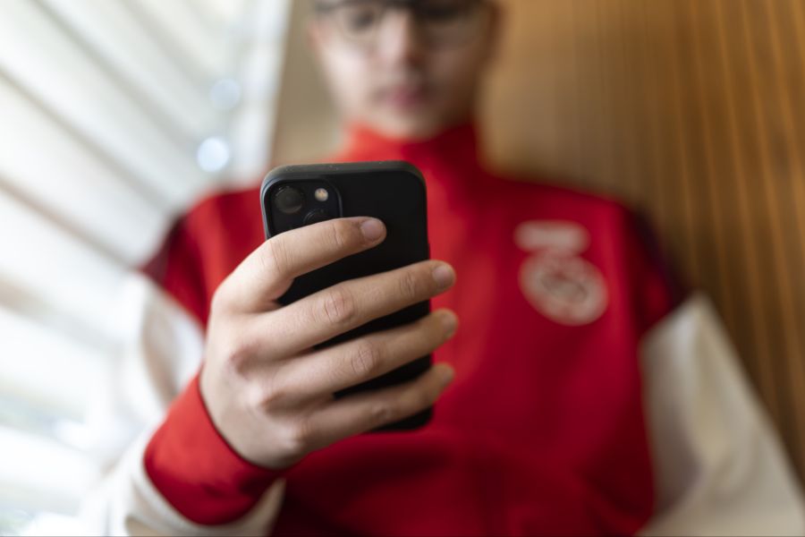 Durch die ständige Verfügbarkeit wirken Influencer und Popstars deswegen besonders «nahbar» und «echt». (Symbolbild)