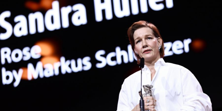 Sandra Hüller erhält den Silbernen Bären für die beste schauspielerische Leistung in einer Hauptrolle im Film «Rose» während der Preisverleihung bei der Abschlussgala im Berlinale ...