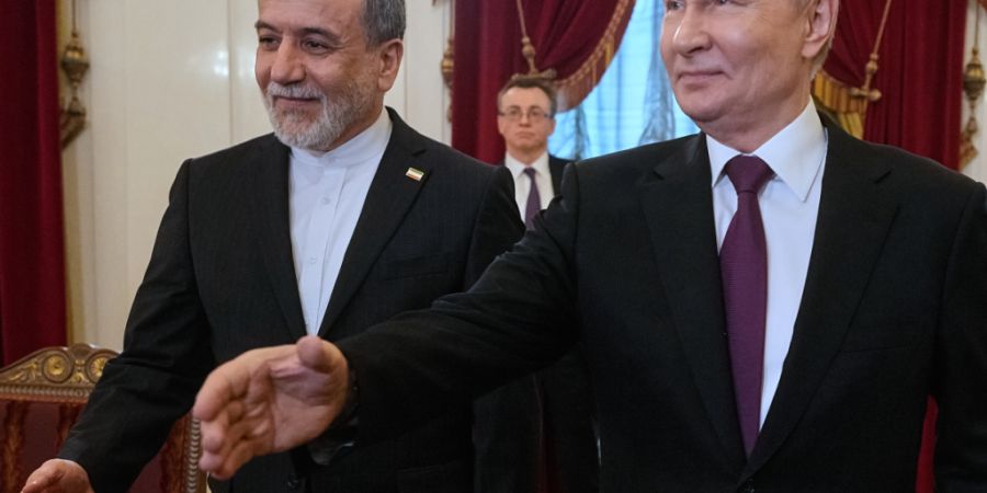 dpatopbilder - Der russische Präsident Wladimir Putin, rechts, und der iranische Außenminister Abbas Araghtschi gehen zu Fuß zu den Gesprächen in der Präsidentenbibliothek in St. P...