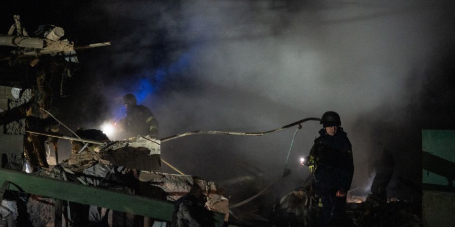 ARCHIV - Rettungskräfte arbeiten am Ort des jüngsten russischen Luftangriffs auf ein Wohngebiet, bei dem es mindestens einen Toten und mehrere Verletzte gab. Foto: Tommaso Fumagalli/Z...