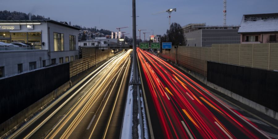 Die Autobahn A2 trennt in Kriens LU Quartiere. (Archivaufnahme)