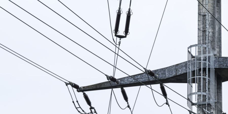 In der Ausserschwyz wird eine Freileitung in den Boden verlegt. (Symbolbild)