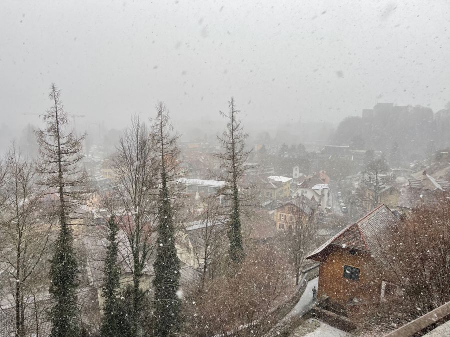 Trotz Wind und Schneesturm ist der Berner Gemeinderat mit dem Velo unterwegs. Hier der Blick ins Marzili am Samstag.