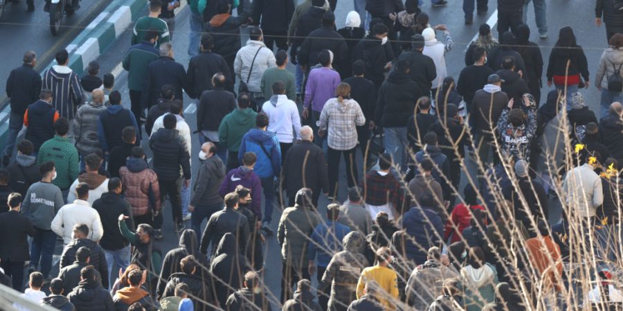 Demonstranten marschieren bei einem Protest in der Innenstadt von Teheran. Foto: -/Fars News Agency/AP/dpa/Archivbild