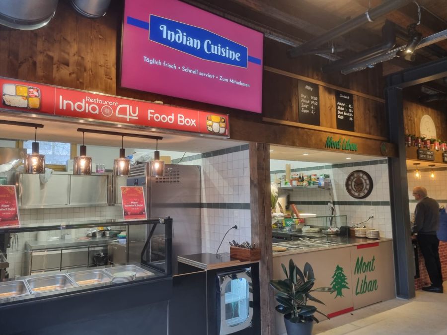 Die Gäste können sich an sechs Foodständen und der Bar verköstigen.