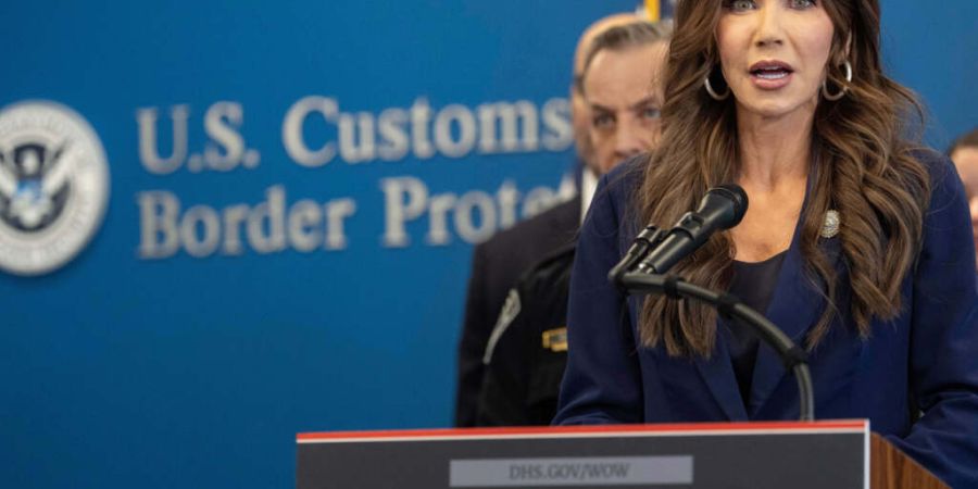 ARCHIV - US-Heimatschutzministerin Kristi Noem spricht während einer Pressekonferenz. Foto: Yuki Iwamura/AP/dpa