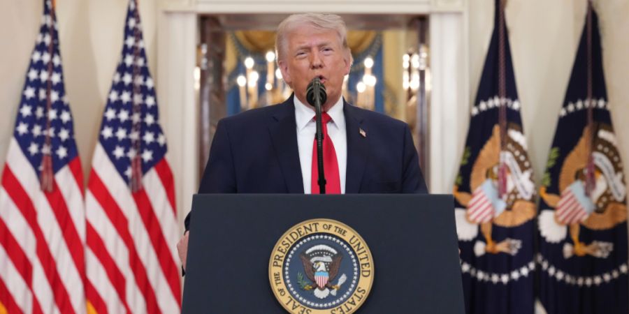 US-Präsident Donald Trump spricht über den Iran-Krieg in der Cross Hall des Weißen Hauses in Washington. Foto: Alex Brandon/AP Pool/AP/dpa