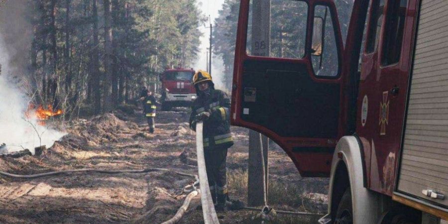 dpatopbilder - HANDOUT - Auf diesem vom ukrainischen Katastrophenschutz zur Verfügung gestellten Foto löschen Feuerwehrleute einen Waldbrand in der Sperrzone um das Atomkraftwerk Tsch...