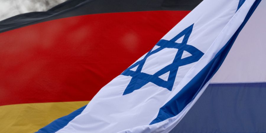 ARCHIV - Die Fahnen von Deutschland und Israel wehen vor dem Sächsischen Landtag im Wind. Foto: Robert Michael/dpa