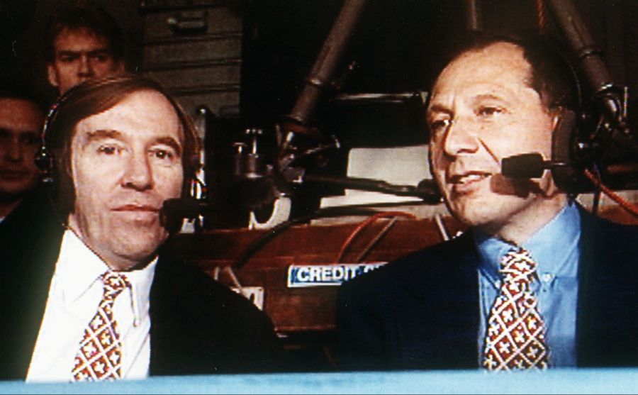 Guenter Netzer (links) und Bernard Thurnheer (rechts) moderieren gemeinsam ein Fussballspiel für SF DRS (TV-Bild vom August 1995).