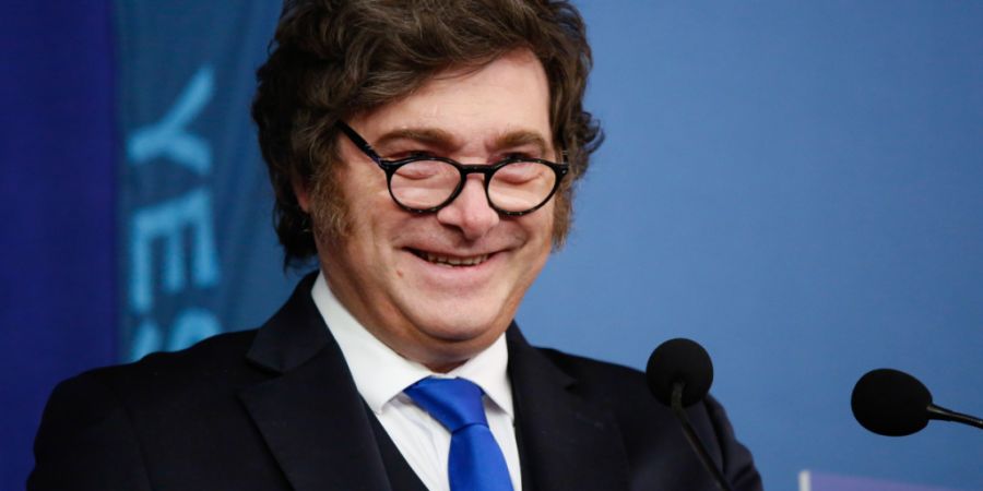 ARCHIV - Argentiniens Präsident Javier Milei spricht an der Yeshiva University mit Rabbi Berman. Foto: Kena Betancur/AP/dpa