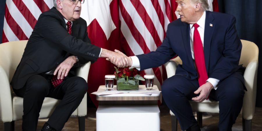 Bundespräsident Guy Parmelin (links) diskutiert am WEF in Davos mit US-Präsident Donald Trump (rechts).