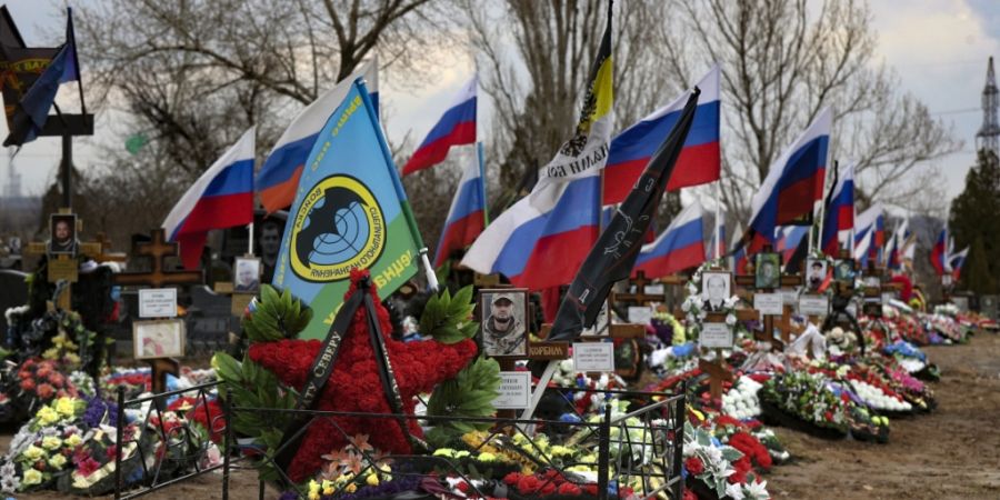 ARCHIV - Gräber russischer Soldaten, die in der Ukraine getötet wurden, auf einem Friedhof in der russischen Region Wolgograd. Foto: Uncredited/AP/dpa