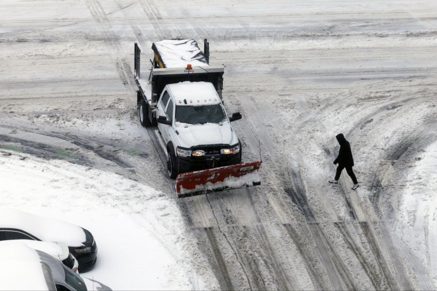 Neben Schnee habe es viel Eis auf den Strassen.