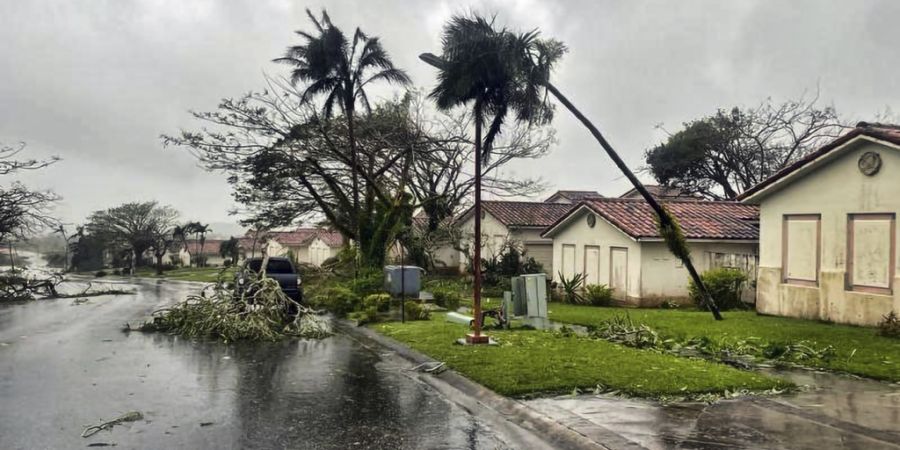 HANDOUT - Auf diesem im Mai 2023 von der US-Küstenwache zur Verfügung gestellten Bild liegen umgestürzte Äste in einem Viertel in Yona, Guam, nachdem Taifun Mawar über die Insel hi...