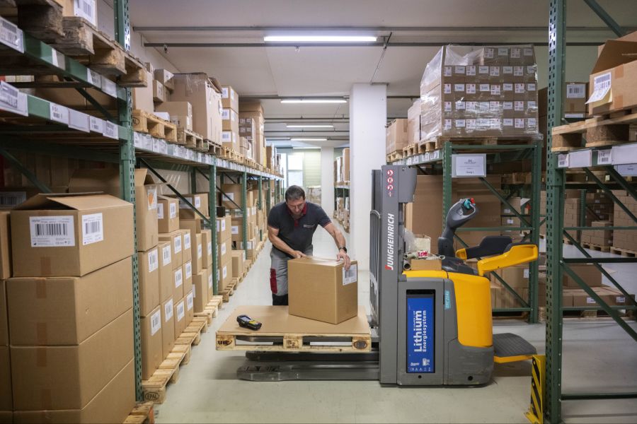 Die Zahl der als arbeitslos gemeldeten Personen ist in der Schweiz leicht zurückgegangen.