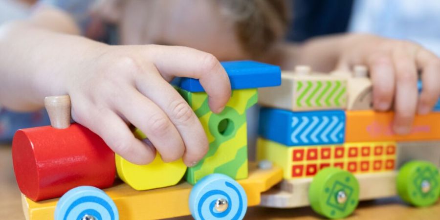 Spielzeug ist nicht immer so harmlos, wie es aussieht. Bei manchem besteht sogar Erstickungsgefahr, wie die Kantonschemiker herausfanden. (Archivbild)