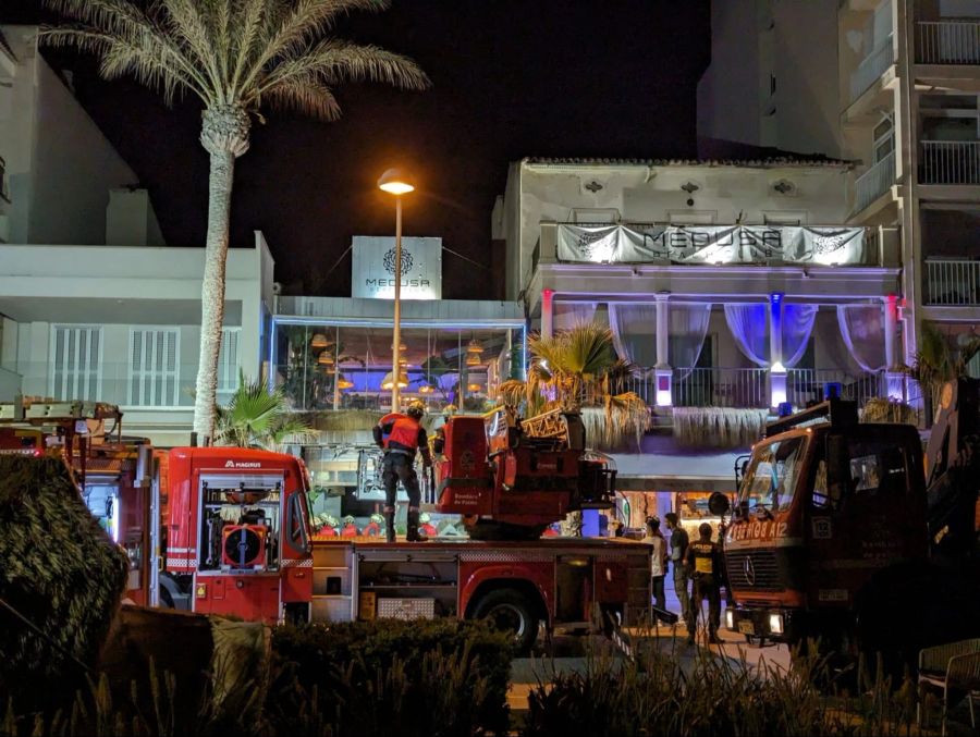 Auf Mallorca stürzte am Donnerstag die Terrasse eines Restaurants ein.