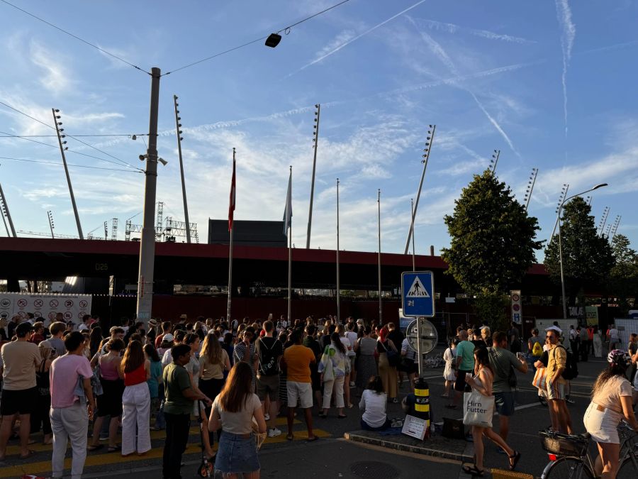 Vor dem Konzerstadion  von Taylor Swift wird es voll.