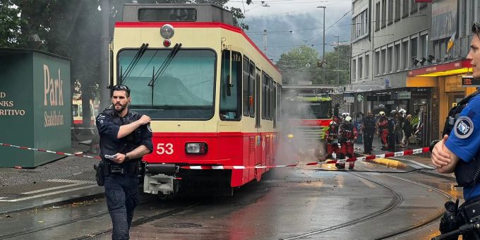 Die Forchbahn beim Stadelhofen in Zürich stand heute Nachmittag kurzer Zeit in Brand. Forchbahn in Brand
