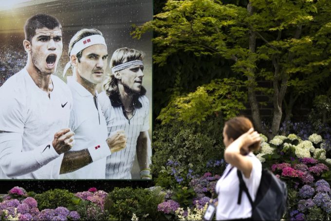 In Wimbledon erschien Alcaraz auf dem Werbeplakat schon neben Rekord-Sieger Roger Federer (8) und Fünffach-Sieger Björn Borg. Carlos Alcaraz