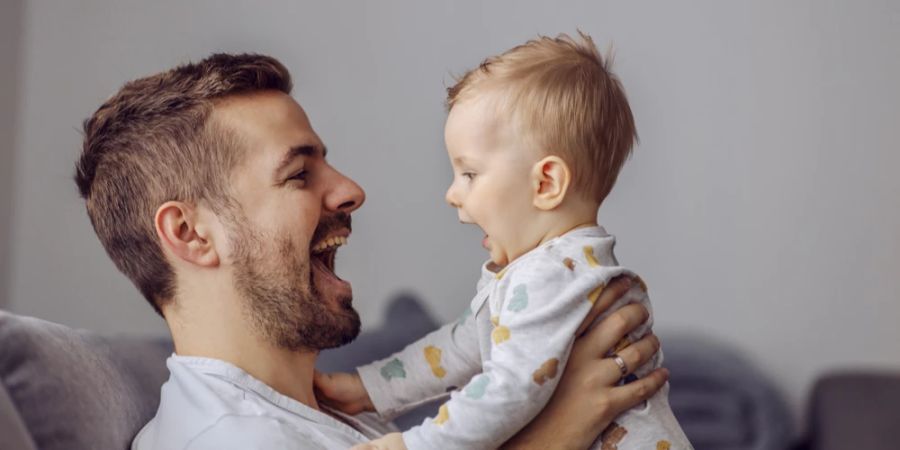 Vater Lachen Kind Couch Freude