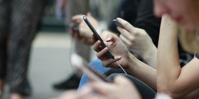 Nach nur einem Monat wurden 409 Unterschriften gesammelt und eine Petition eingereicht. (Symbolbild) handy 5g Schweizer Technologie