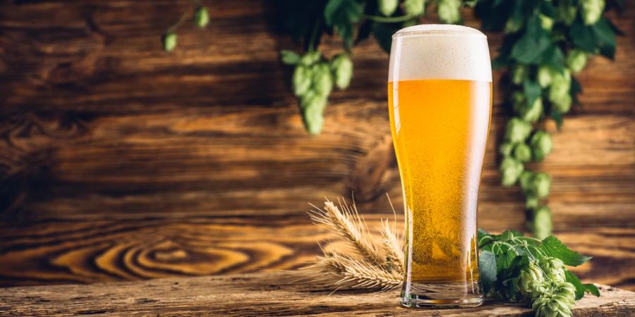 Hefeweizen Glas Weizen Holztisch