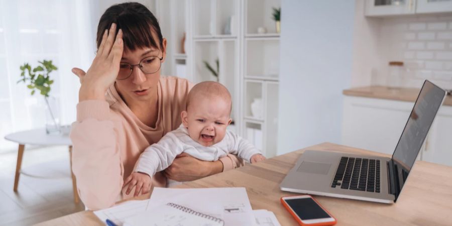 Mutter gestresst schreiendes Baby Laptop