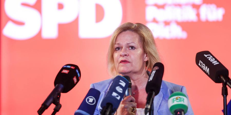 Nancy Faeser (SPD) will Privatadressen von Kommunalpolitikern besser schützen.