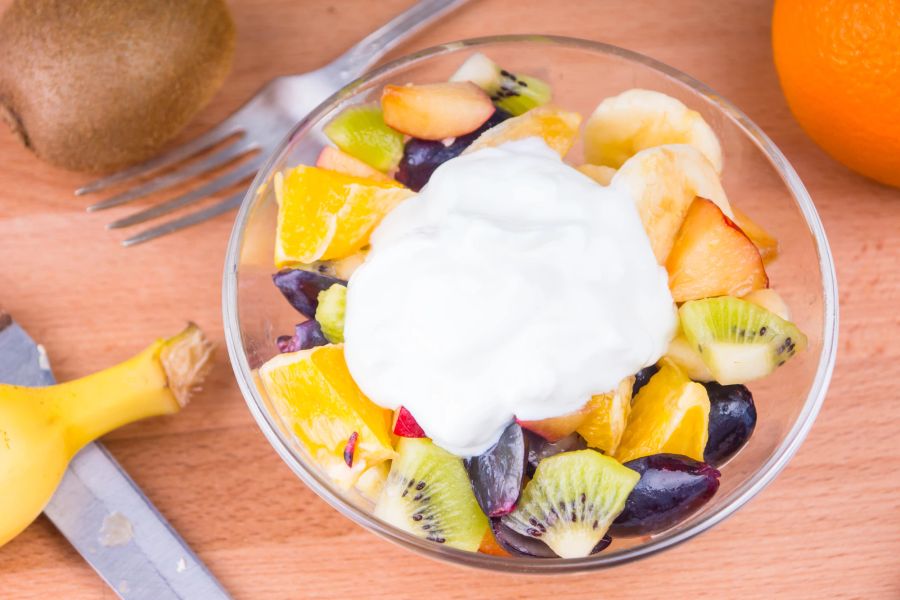 Obstsalat mit griechischem Joghurt