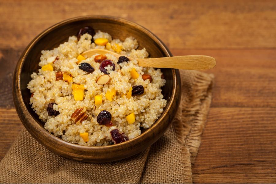 Schon zum Frühstück Quinoa? Warum nicht, angesichts der Nährwerte können Sie sicher sein, dass Ihr Körper für den Tag gut gerüstet ist.