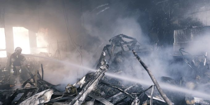 Ein ukrainischer Feuerwehrmann bei Löscharbeiten in Charkiw. Charkiw