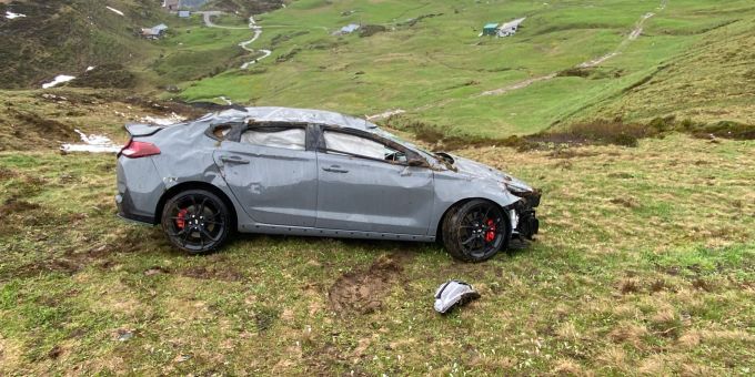 Unterschächen UR - Auto stürzt 30 Meter steiles Wiesland hinab
