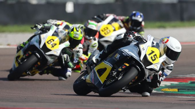 Yamaha stellt R7-Einheitsmotorräder für die neue Frauen-WM. WorldWCR Yamaha Frauen-WM